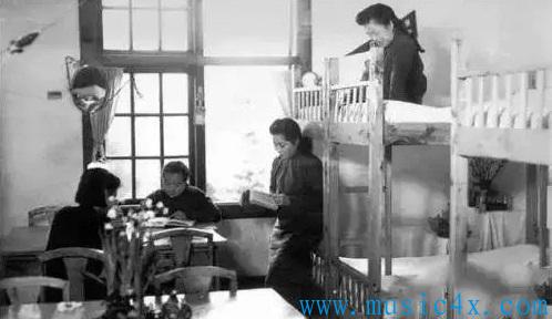 1943年 金陵女子文理学院学生宿舍内景